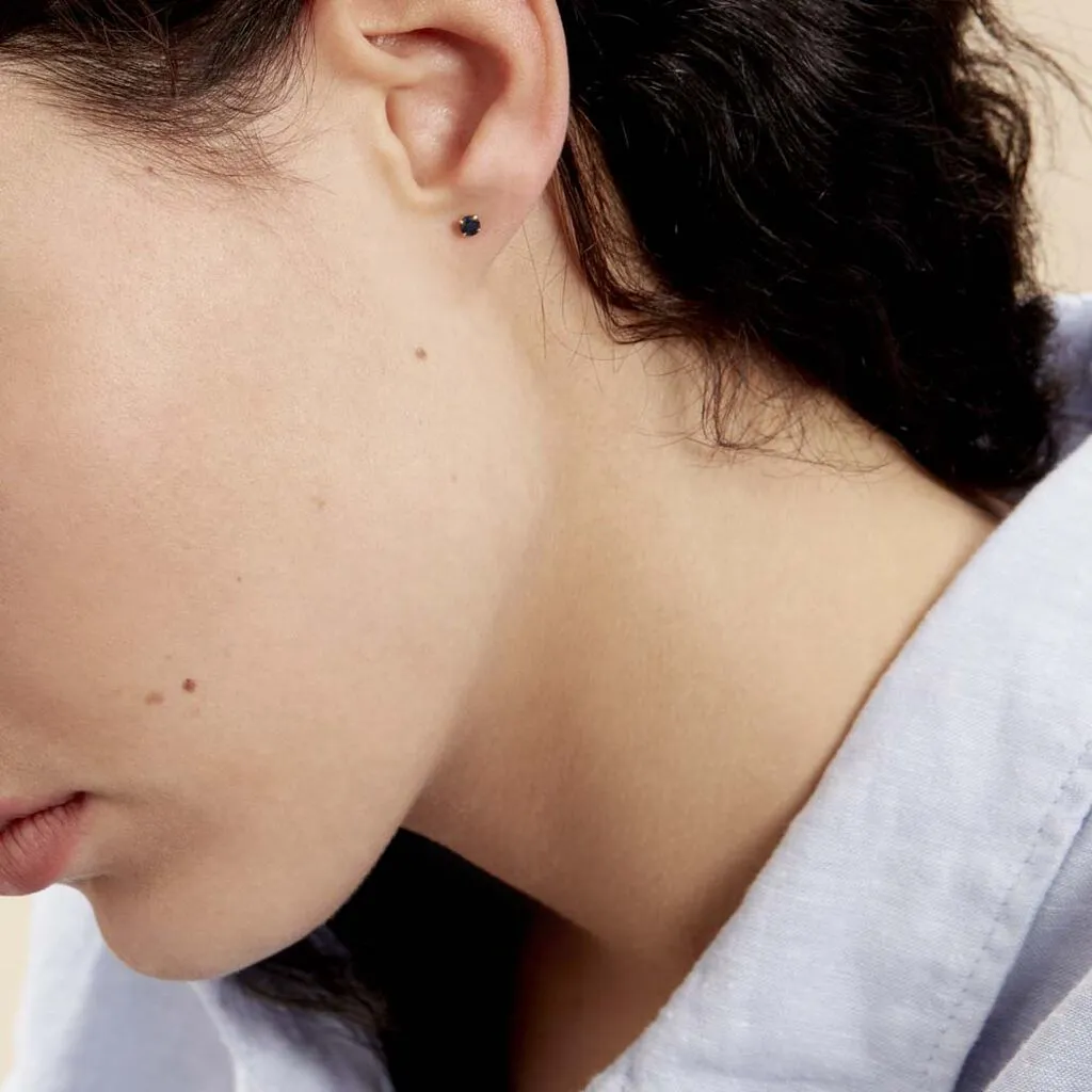 Histoire D'Or Boucles D'oreilles Puces Elea Serti Griffe Or Jaune Saphir 4 Histoire D'Or Boucles D'oreilles Puces Elea Serti Griffe Or Jaune Saphir – Image 4