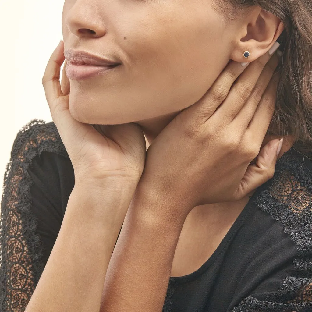 Histoire D'Or Boucles D'oreilles Puces Edy Serti Clos Or Jaune Saphir 4 Histoire D'Or Boucles D'oreilles Puces Edy Serti Clos Or Jaune Saphir – Image 4