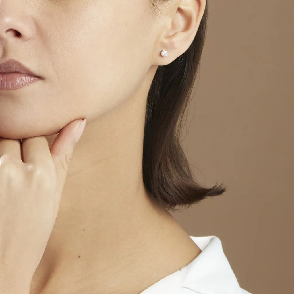 Histoire D'Or Boucles D'oreilles Puces 4 Griffes Or Blanc Diamant Synthetique 4 Histoire D'Or Boucles D'oreilles Puces 4 Griffes Or Blanc Diamant Synthetique – Image 4