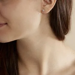 Histoire D'Or Boucles D'oreilles Puces 4 Griffes Or Blanc Diamant Synthetique -Boucles d'oreilles pendantes Soldes Boutique B7OFBJW013 model0