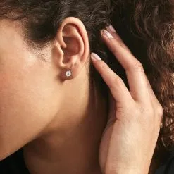 Histoire D'Or Boucles D'oreilles Puces 4 Griffes Or Blanc Diamant Synthetique -Boucles d'oreilles pendantes Soldes Boutique B7OFBJW016 model0